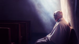 Imagem de um sacerdote católico ouvindo a confissão de um fiel em um confessionário, com uma luz suave simbolizando a misericórdia de Deus
